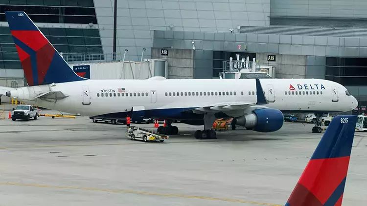 Təyyarənin təkəri dəyişdirilən zaman partladı: 2 ÖLÜ