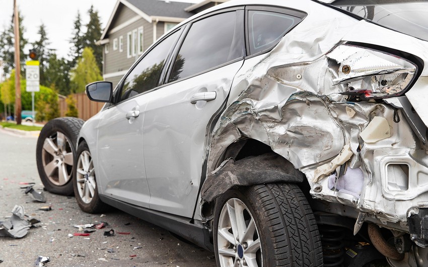 Qubada mikroavtobus avtomobillə toqquşub, ölən və yaralılar var