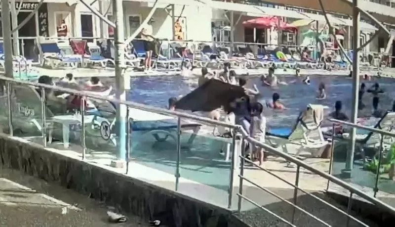 İstirahət edərkən başına baca örtüyü düşən qadın həyatını itirdi