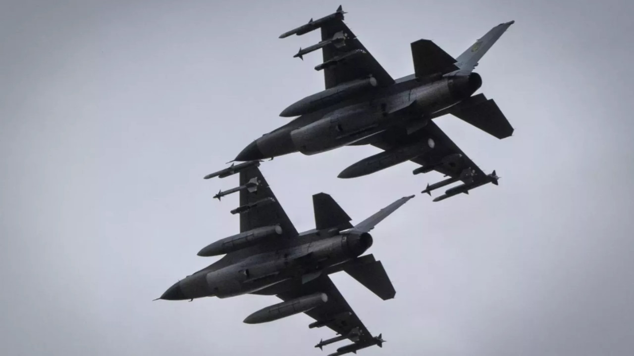 Ukrayna ilk F-16 qırıcısını itirdi