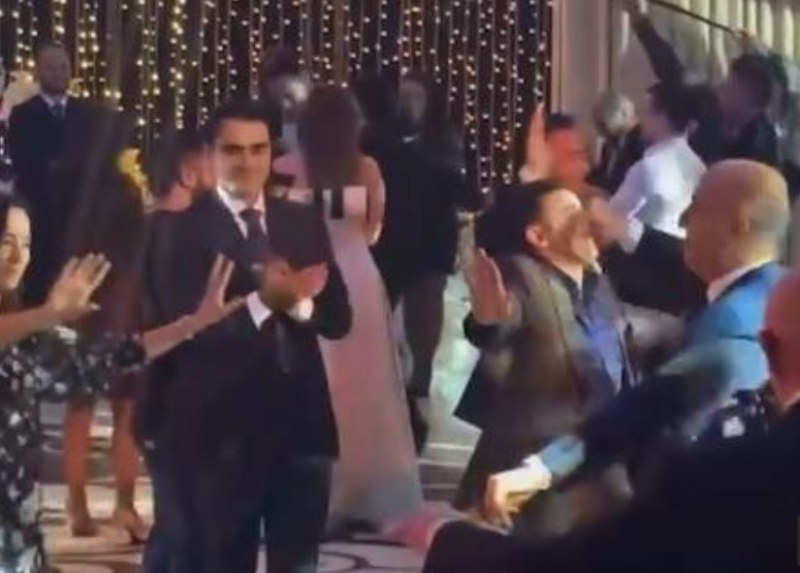 Toyda kişi Şəbnəmə HÜCUM ÇƏKDİ - Müğənni mikrafonu atdı, ARA QARIŞDI + VİDEO