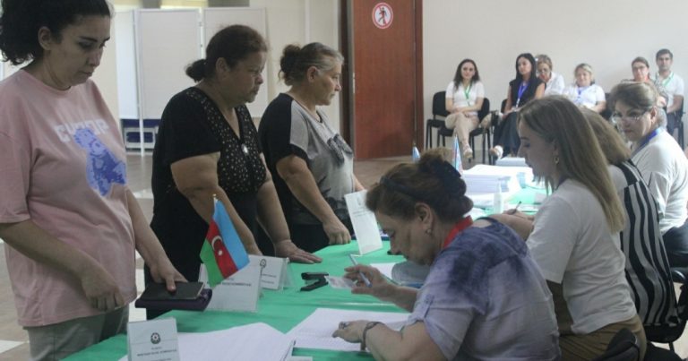 Nizami rayonunda səsvermə başladığı saatdan seçicilərin yüksək aktivliyi müşahidə olunur-FOTOLAR