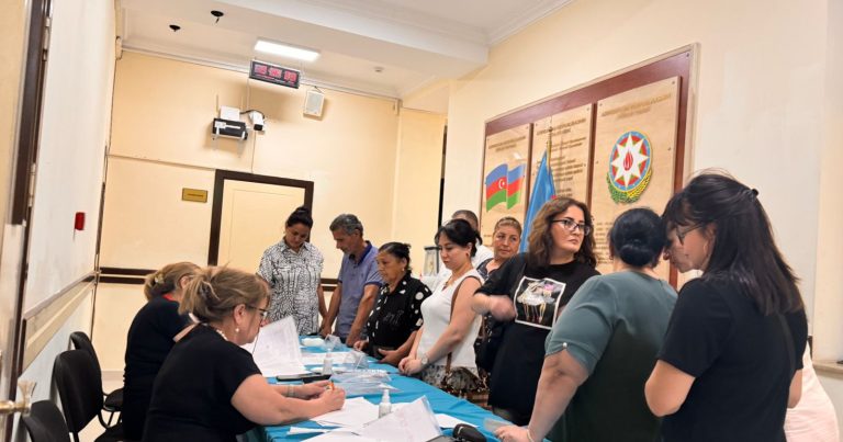 23 saylı seçki dairəsinin 37 saylı seçki məntəqəsində yüksək seçici fəallığı müşahidə olunur-FOTOLAR