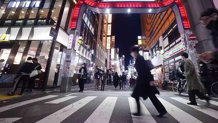 Ticarət mərkəzinin terrasından tullanan tələbə piyadanın üstünə yıxılıb