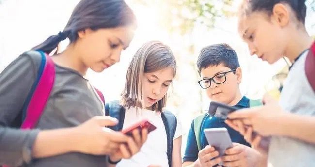 Yunanıstan məktəblərdə mobil telefonları qadağan edir