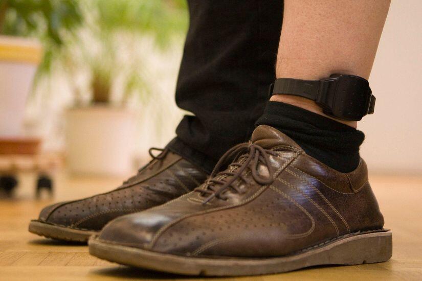 Azərbaycanda məktəbin keçmiş direktoruna elektron qolbaq taxıldı