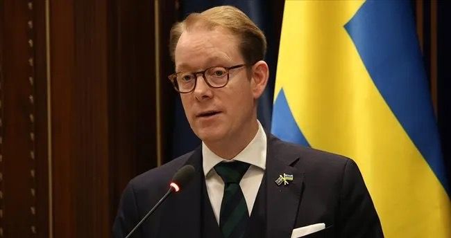 İsveç xarici işlər naziri Billström istefa verəcəyini və siyasəti tərk edəcəyini açıqlayıb