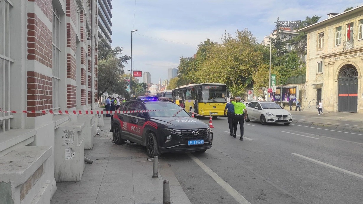 İstanbulda polis maşını səkidə gedən 2 qadını vurdu