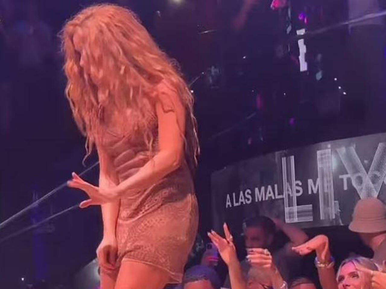 Səhnəyə qısa geyimdə çıxan Şakira kişilərin bu hərəkətini görüb konserti tərk etdi - FOTO