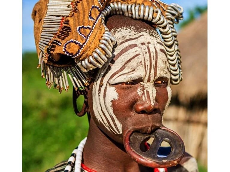 Dünyanın ən təhlükəli qəbiləsi! Onlar qonaqlarını qurban verir, sümüklərini aksesuar kimi istifadə edirlər