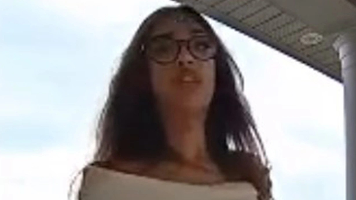 Kanadada bir qadın lüks avtomobilini oğurladığı kişinin üstünə keçərək qaçıb