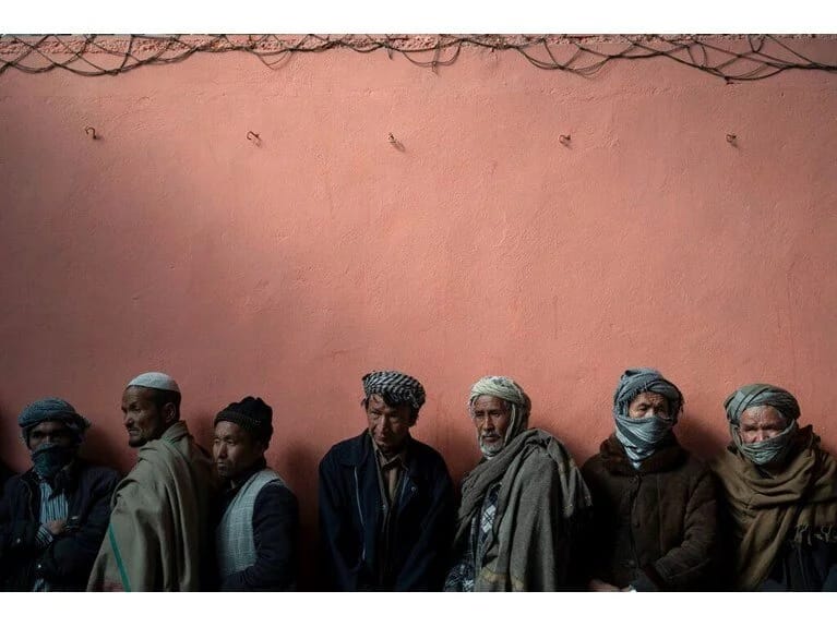 Taliban qadağaları kişiləri də vurur: Cins şalvar və qərbli görünmək qadağandır!