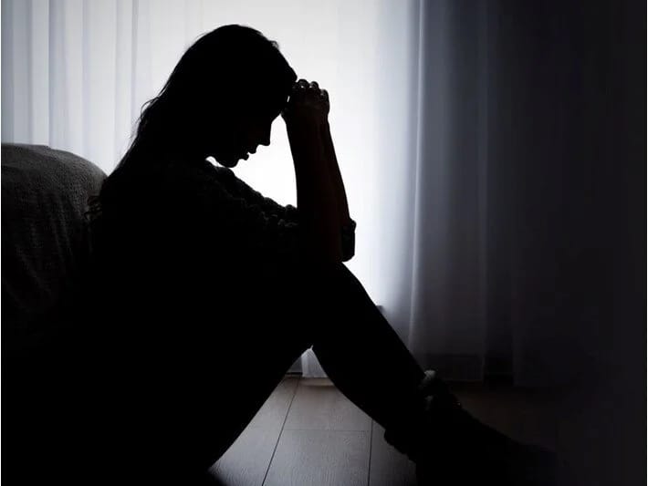 Araşdırma: Yeniyetmələrin və böyüklərin beyinləri depressiyadan fərqli şəkildə təsirlənir