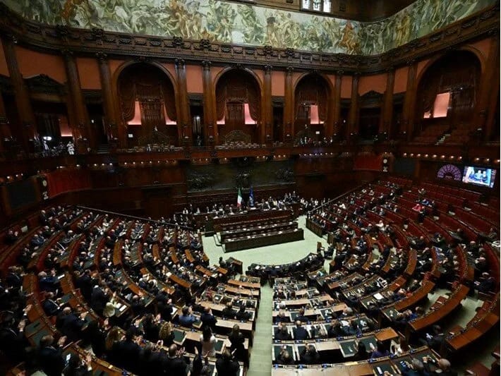 İtaliya vətəndaşlıq üçün tələb olunan yaşayış müddətini 5 ilə endirməyə hazırlaşır