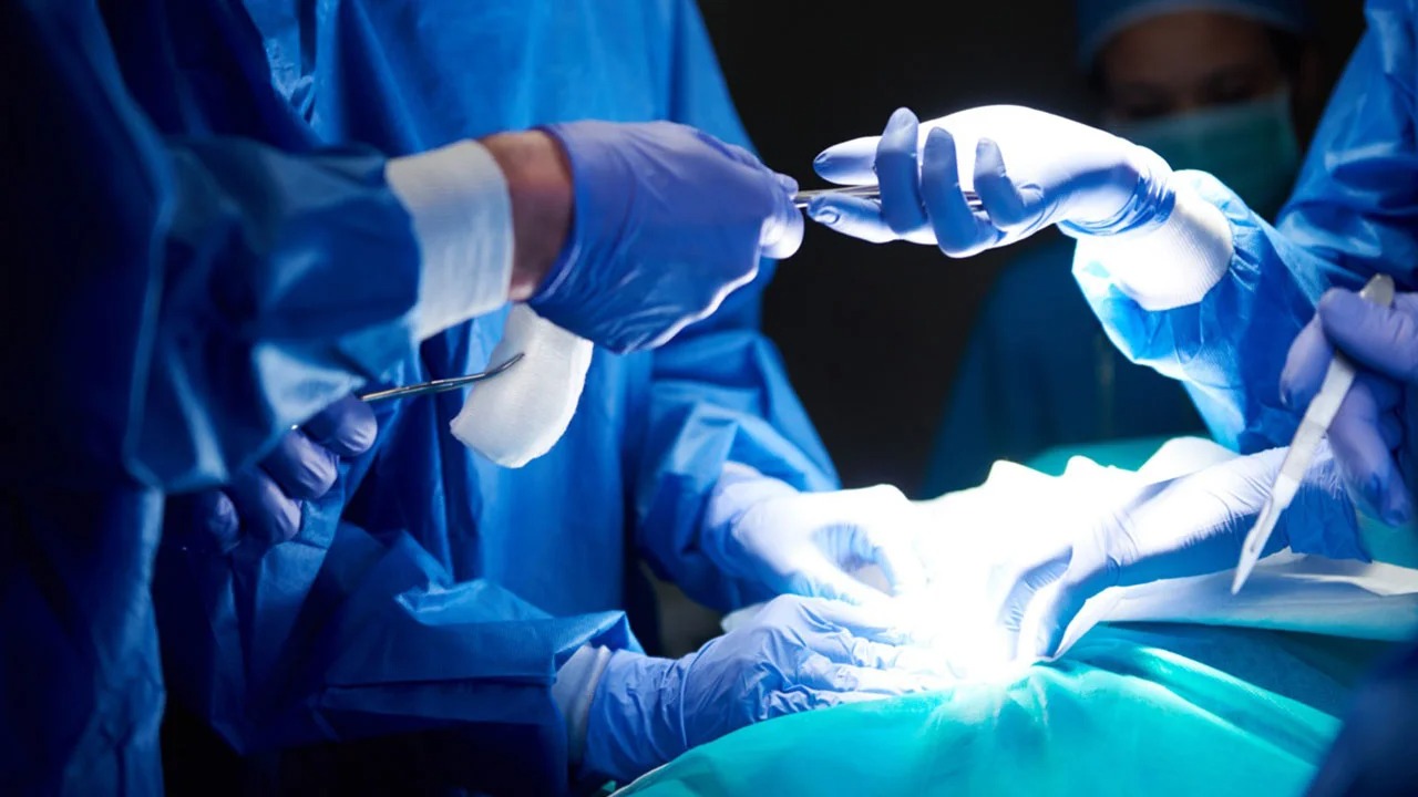 Azyaşlının mədəsindən 50 ədəd maqnitli top çıxarılıb