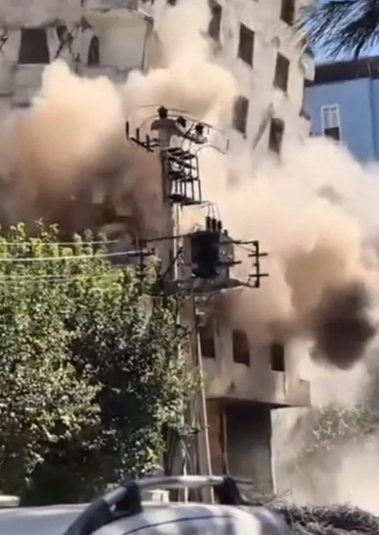 7 mərtəbəli bina söküntü zamanı uçdu