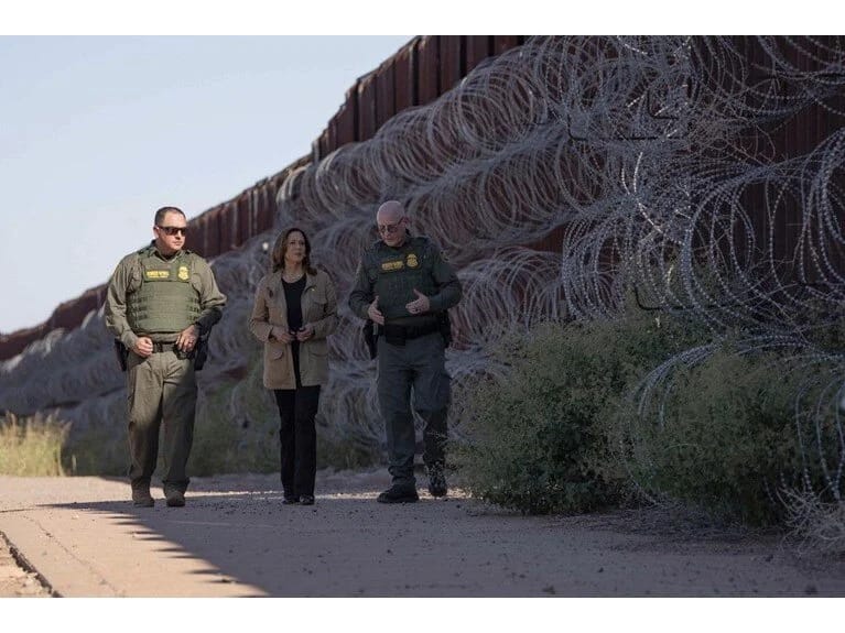 Harris Meksika sərhədində: 