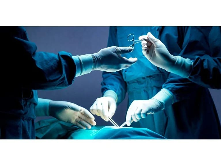 İngiltərədə cərrahiyyə qalmaqalı: Neştər tapa bilmədi, İsveçrə ordusu bıçağından istifadə etdi!