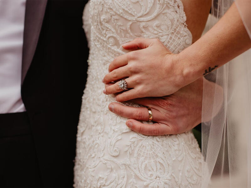 Hələ belə biabırçı toy olmamışdı - Bəy gəlini soyundurub, dostlarına... - VİDEO