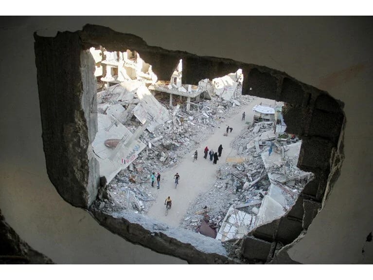 Bir il müharibə: Qəzzada həyat dağıntılar altında