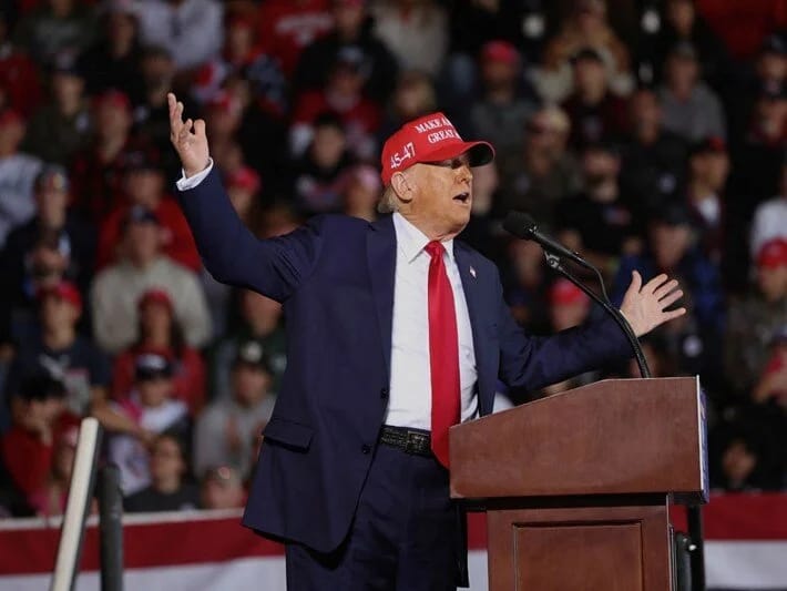 Tramp İsraili dəstəkləyən məşhur pravoslav yəhudi ravvininin məzarını ziyarət edib