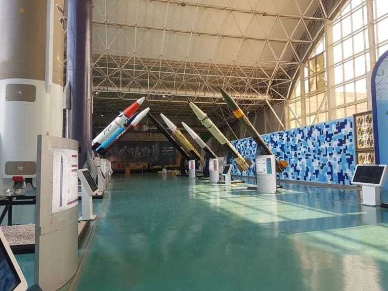 İran İsraili vuran raketləri nümayiş etdirib