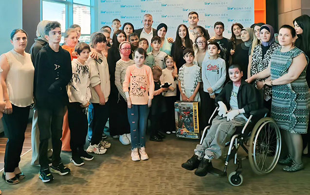 Leyla Əliyeva kəpənək və ixtioz xəstəliyindən əziyyət çəkən uşaqlarla görüşdü - Fotolar