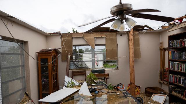 ABŞ-da böyük dağıntılara səbəb olan Milton qasırğasından sonra insanlar evlərinə qayıtmağa başlayıb