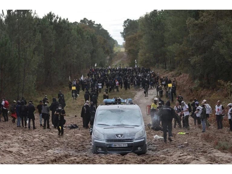 Fransada yüksək sürətli qatar etirazına polis müdaxilə edib