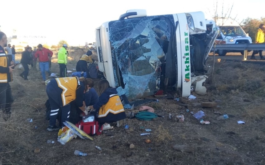 Türkiyədə avtobus aşıb, altı nəfər ölüb, 20 nəfər yaralanıb