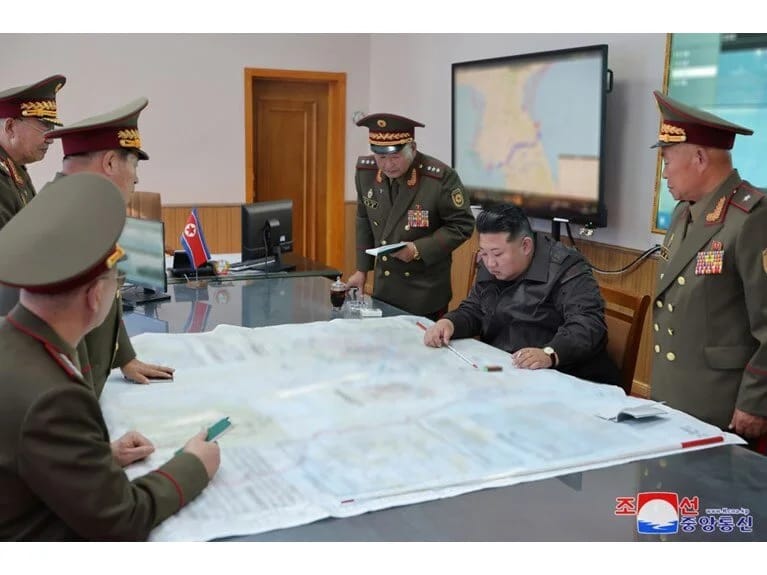 Şimali Koreya müharibəyə hazırlaşır: Kim Çen In hərbi fəaliyyət planlarını araşdırdı