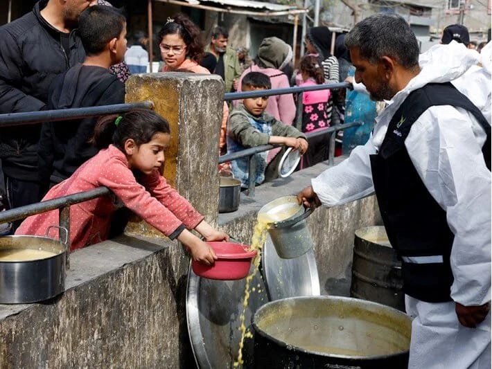 ÜST: Qəzzada demək olar ki, hər kəsin ac qalması 