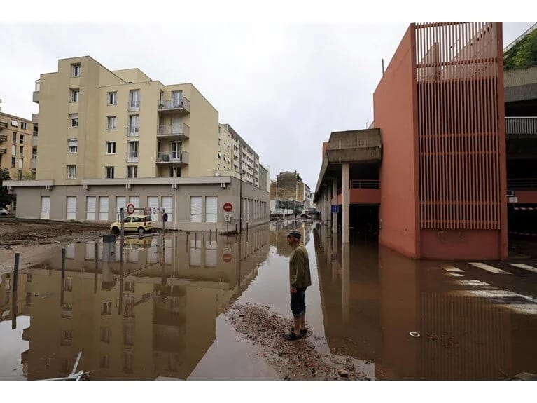 Fransada daşqın: Maşınlar sürükləndi, küçələr su altında qaldı