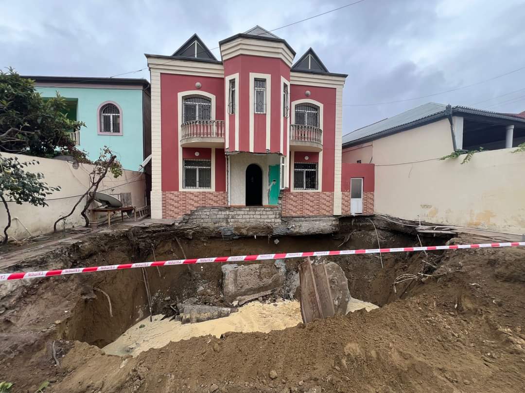 Nəhəng kollektorun üzərində milyonluq villa tikildi və...