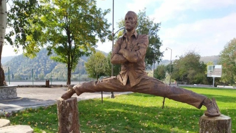 Jan Klod Van Dammın Qəbələdəki heykəli götürüldü - Səbəb açıqlandı