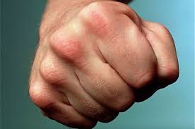 Azərbaycanda oğlu xəstə olan şəxs həkimi döyərək burnunu sındırdı