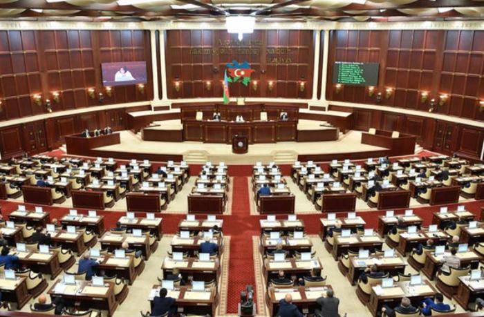 Həm maaş, həm də pensiya alan deputatlar — SİYAHI