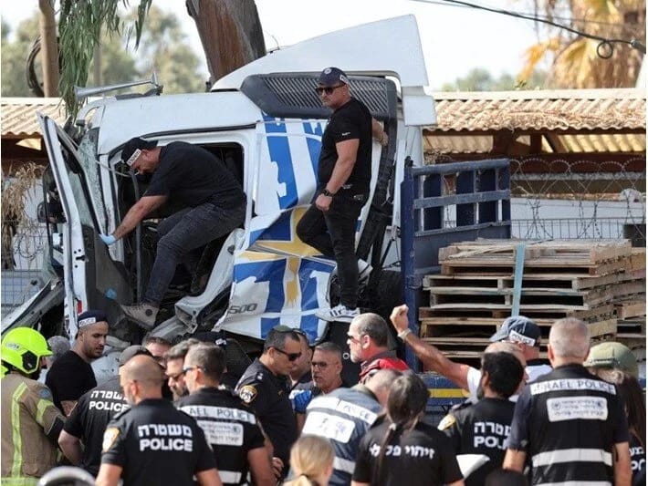 İsraildə yük maşını avtobus dayanacağına çırpılıb: 1 nəfər ölüb, 32 nəfər yaralanıb