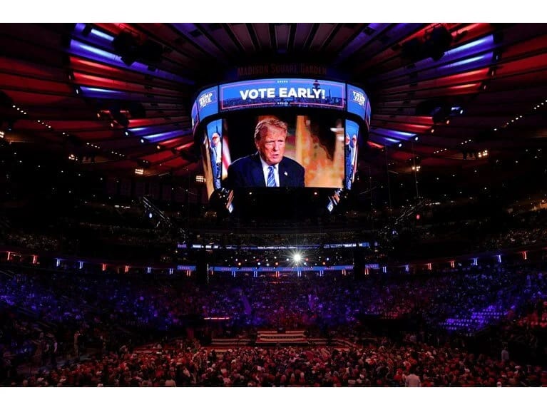 Trampın səs-küyə səbəb olan mitinqi: “Qadın düşmənçiliyi və irqçiliyin karnavalı”