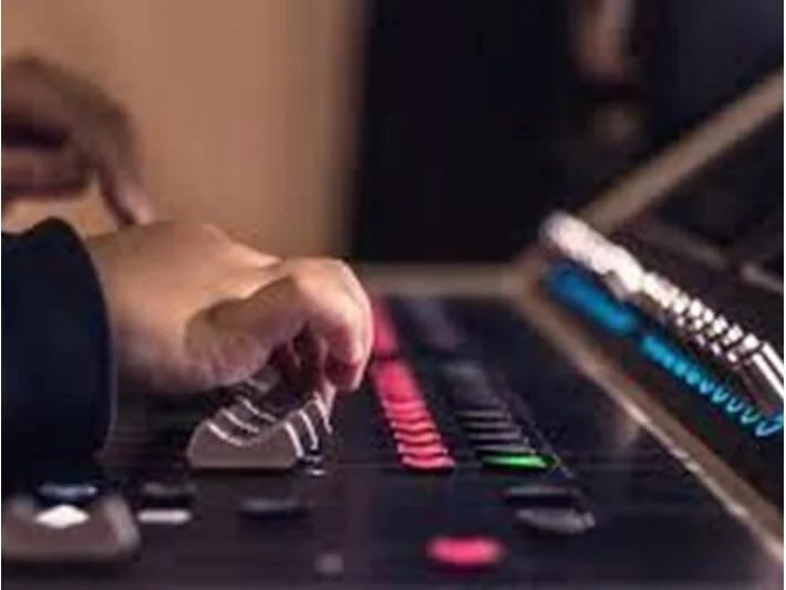 Reaksiyalardan sonra radiodan geri çəkilmə: 