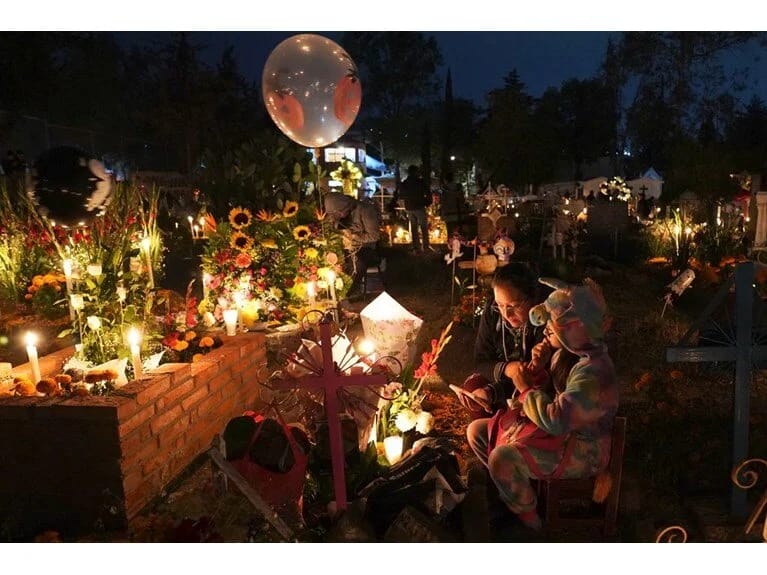 Meksikada tarixi ənənə: Ölülər Günündə ruhlar və hisslər