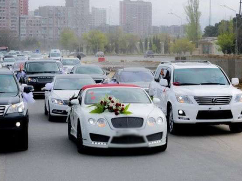 Toy karvanında canlı yayım açıb 