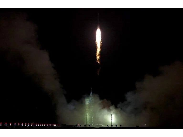 Çinin 14-cü ekipajlı kosmik missiyası: Shuttle Shincou-19 kosmik stansiyaya çatıb 