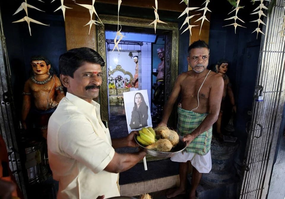 Hindu keşişlərindən dua ritualı: Hindistan Kamala Harris deyir