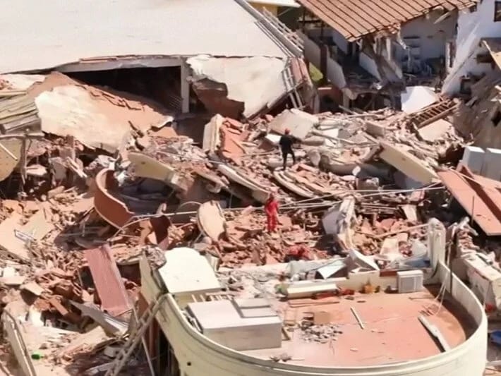 İcazəsiz tikilən 10 mərtəbəli otel uçub: 1 nəfər ölüb