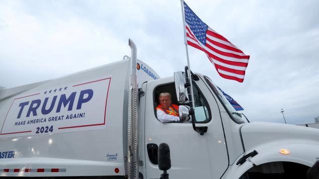 Bayden, tərəfdarlarını “zibil” adlandırdıqdan sonra Tramp zibil maşını sürdü