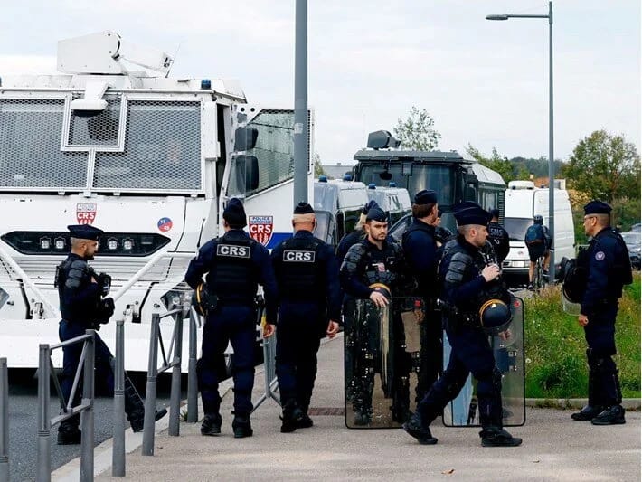 Fransada dəstələr arasında qarşıdurma: 1-i uşaq olmaqla 5 nəfər yaralanıb