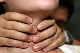 Bakıda DƏHŞƏT: 20 yaşlı oğlan anasının boynunu sındıraraq öldürdü