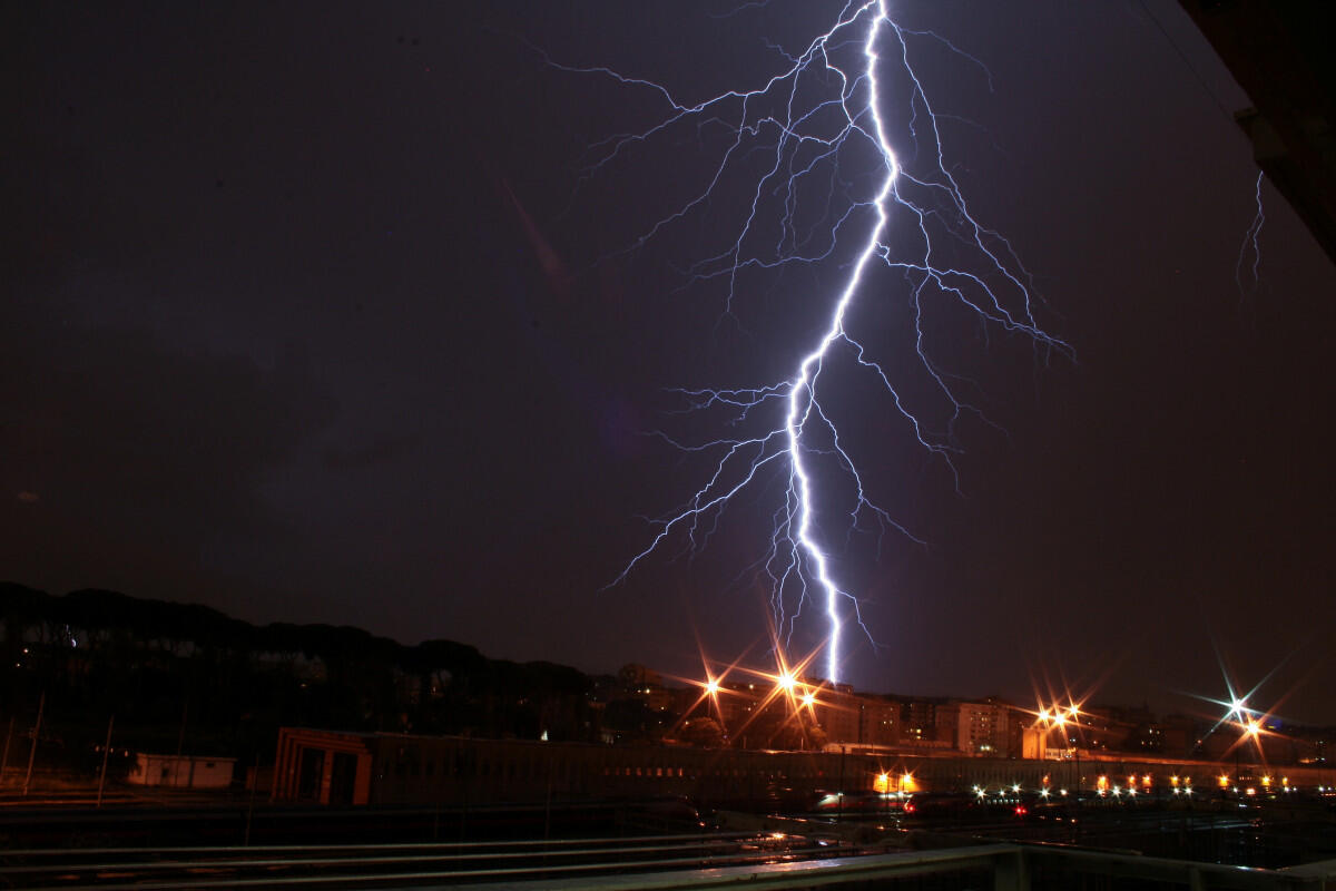 Matç zamanı futbolçunu ildırım vurdu - Öldü - FOTO