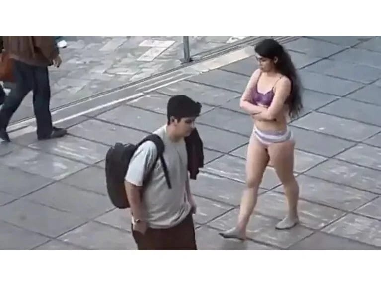 Qadın tələbə etiraz etmək üçün paltarını çıxardı: Üsyan, qəzəb və müqavimət simvolu